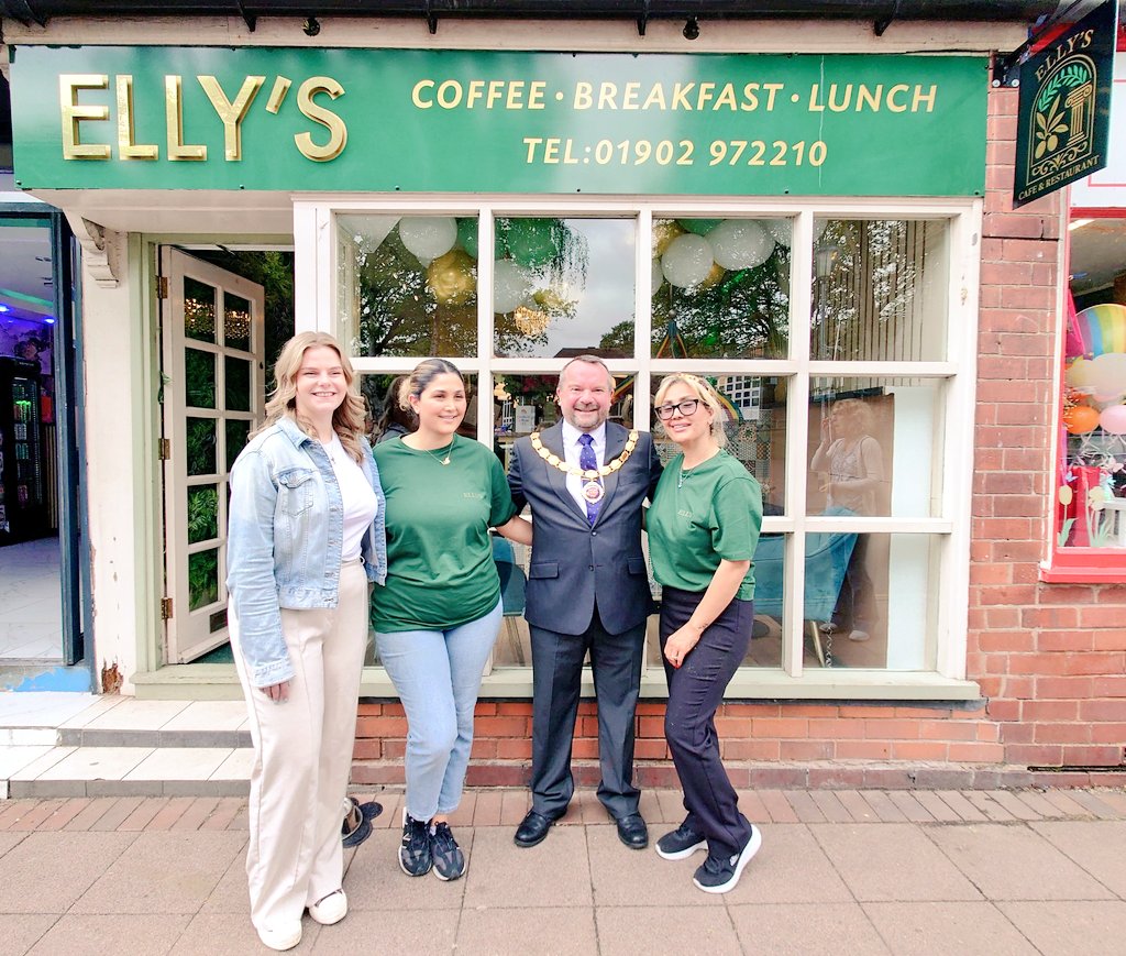 Cllr_Dan_Kinsey's tweet photo. Welcoming #Ellys to #Wombourne this morning with Chairman @MartinJPerry, Vice Chairman @LizKeeling_ &amp; Cllr @Daisy_Tait

A spectacular new restaurant!
We want #Wombourne known as a foodie destination 🍝🥗🥙

#ShopWombourne🛍️
#EatDrinkWombourne🍝🍷 https://t.co/sUbz46jxE6