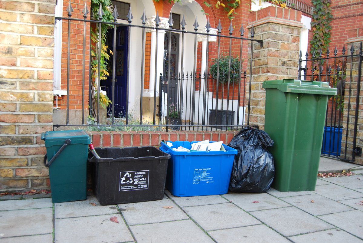 There will be no changes to the schedule of waste and recycling collections following Monday's bank holiday.

We will collect residential waste on your usual collection day.

More info ⬇️
orlo.uk/P1Nqw