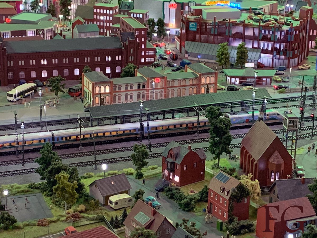 fallguy79's tweet photo. Bahnhof Leer im Leeraner Miniaturland (27/04/2024)

#leeranerminiaturland #modellbau #ostfriesland #leerostfriesland #modelbuilding #norddeutschland #ausflug #miwula #bahnhofleer #trainstation #modellbahn #modelrail #modellbahnanlage #modelrailway #modelrailroad #hOscale #h0 https://t.co/oDyaepX325