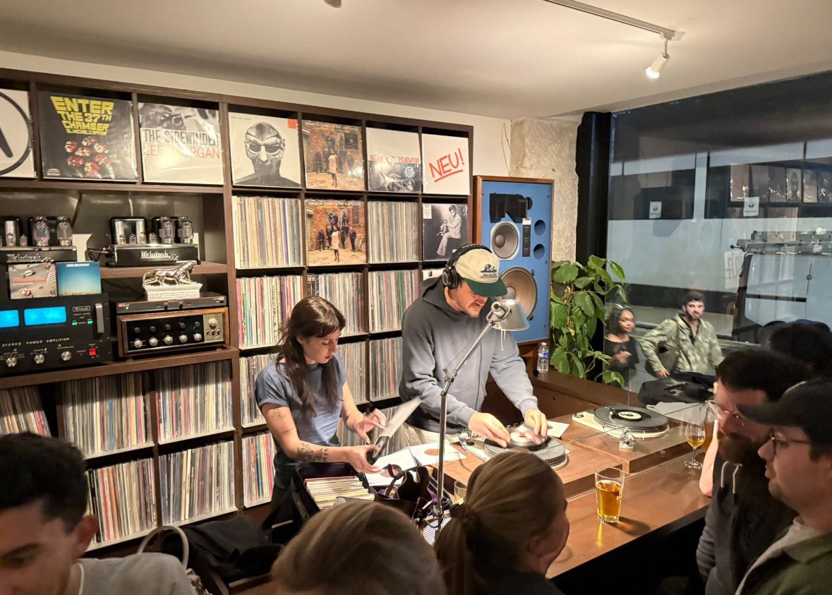 clairoshq's tweet photo. Clairo at a DJ set in Paris last night 💿 https://t.co/e7hQHlliHS