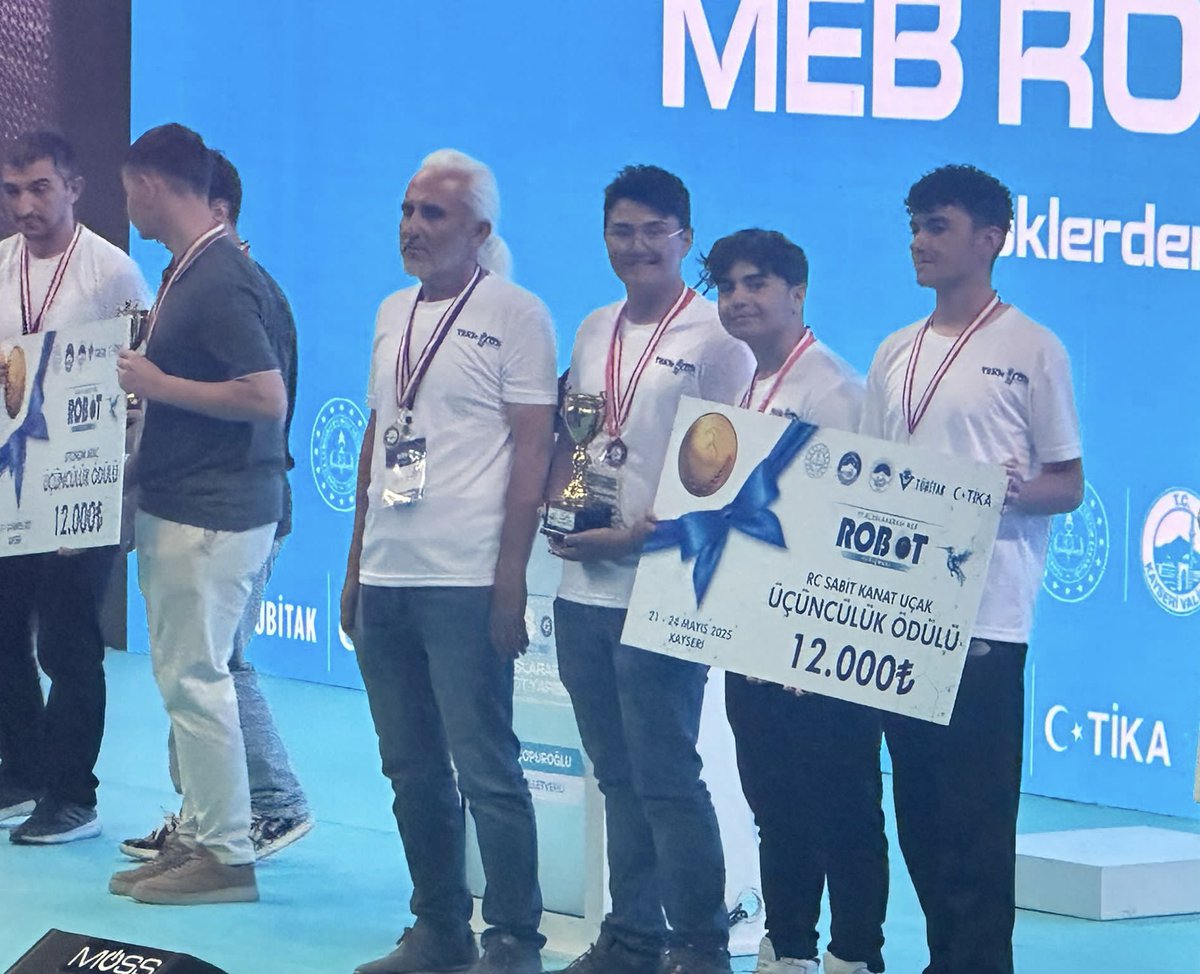 🤖 17. Uluslararası MEB Robot Yarışması’nda Eskişehir’den Büyük Başarı!

Kayseri’de düzenlenen 17. Uluslararası MEB Robot Yarışması’nda Eskişehirli öğrencilerimiz önemli dereceler elde etti. Millî Eğitim Bakanımız Sayın Yusuf Tekin’in katılımıyla düzenlenen törende, dereceye