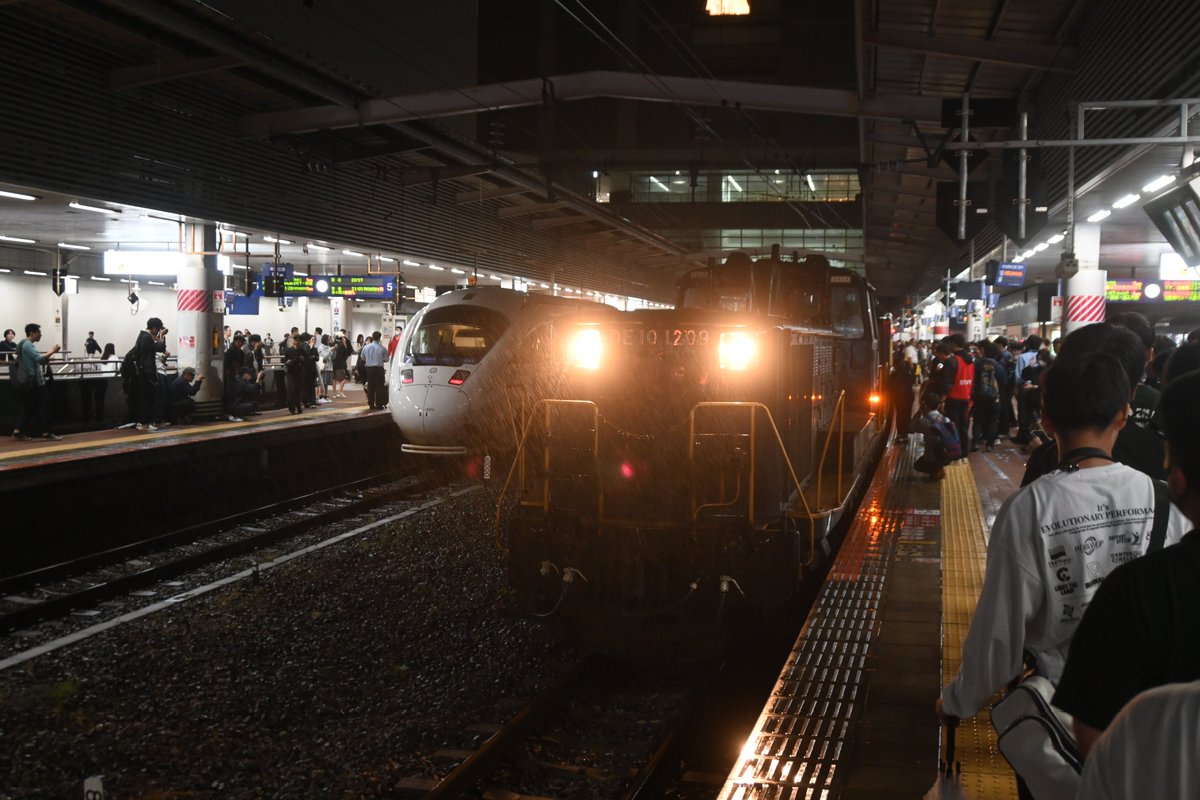 博多駅から団体臨時列車「サロンカーEXPOなにわ」大阪行きへ乗車します