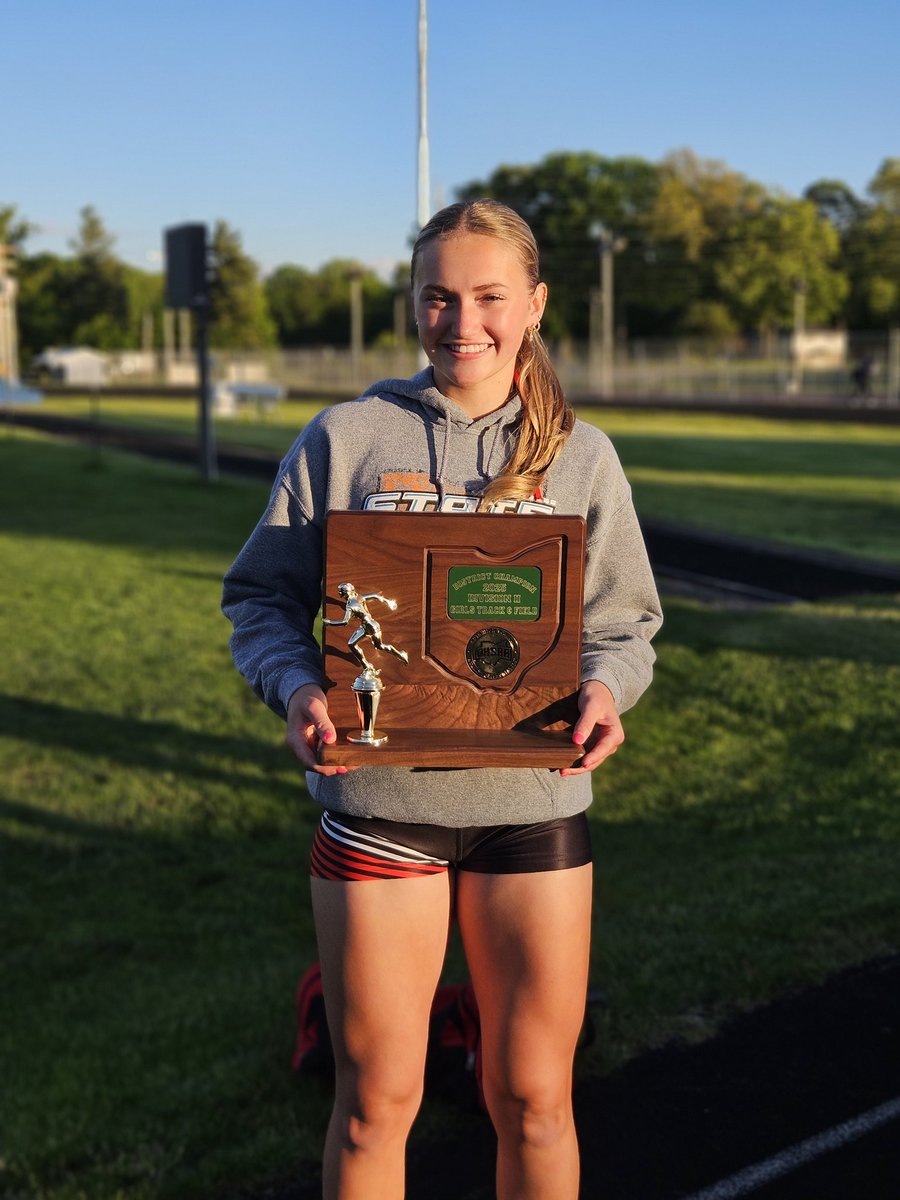 TuskyTrack's tweet image. Qualifying for individual events were Leah Bourquin in the 400 and Sami Ward in the 800!