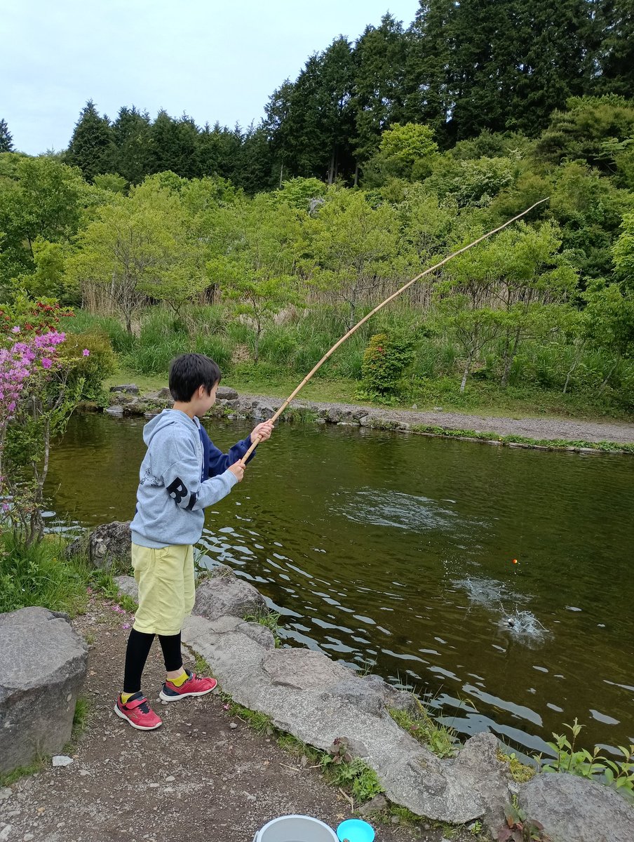 最近は息子とのキャンプは釣り縛り。そろそろソロキャンさせてほしいこの頃。

ペグを忘れ雨も凄いけどパオ泊だから気は楽。