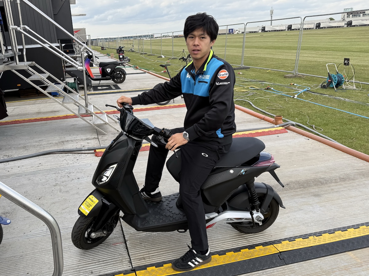 SdgMSOfficial's tweet photo. 金曜日に行われたフリー走行で転倒
右膝を負傷した小椋藍選手は
第7戦イギリスGPを欠場することになりました
転倒後は走行できるという診断でしたが
その後、右脛骨（すねの骨）の上部に
骨折の可能性があると診断され
出場不可となりました

小椋選手は精密検査をうけるために
バルセロナに戻ることになりました