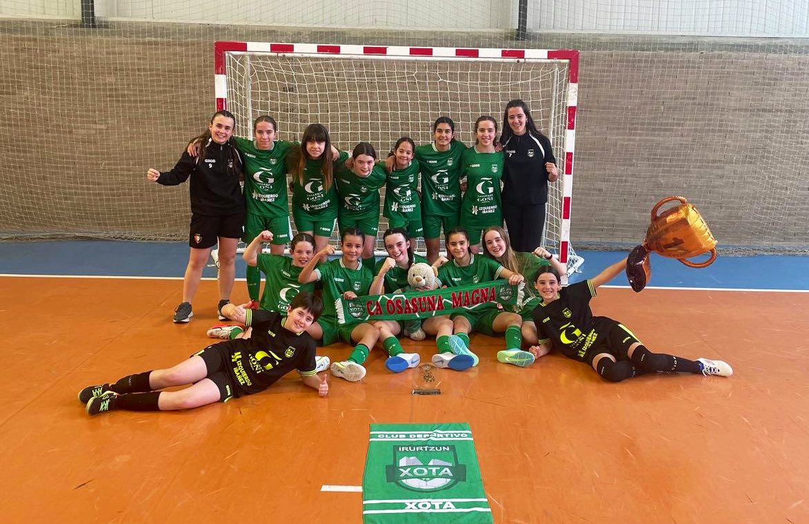 CDXOTA's tweet photo. 🏆 ¡𝐂𝐚𝐦𝐩𝐞𝐨𝐧𝐚𝐬! ¡𝐅𝐞𝐥𝐢𝐜𝐢𝐝𝐚𝐝𝐞𝐬, 𝐯𝐞𝐫𝐝𝐞𝐬! 𝐙𝐨𝐫𝐢𝐨𝐧𝐚𝐤!

Las infantiles de @cdxota_base se imponen por 4-2 al Azkarrena en la final de 𝐂𝐨𝐩𝐚 𝐍𝐚𝐯𝐚𝐫𝐫𝐚 celebrada en Buñuel. Al descanso ganaban por 2-1

⚽️⚽️ Leire Fernández (x2)
⚽️ Ane Beraza
⚽️ Laia Beraza

👏🏻 Enhorabuena también al equipo rival, por su gran temporada