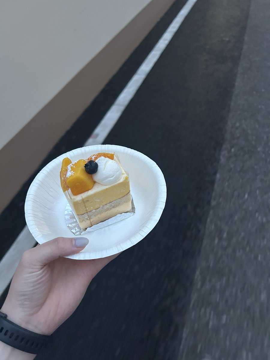 t_570_'s tweet photo. ﾊﾞｰｽﾃﾞｰでした
職場の上司に買ってもらったケーキ♪ https://t.co/ZqbD4VbceZ
