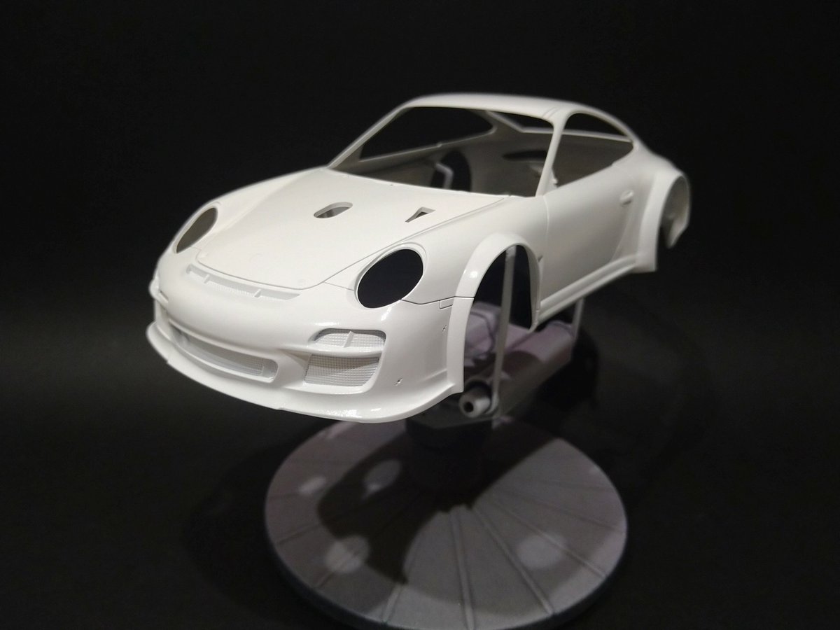 tsukuruya's tweet photo. フジミのポルシェ911 GT3Rを始めました。

サクッとヤスって、シルバー→クールホワイトで塗装✨

窓のクリアパーツとボディの噛み合いがとてもキツいですね😰
取り付け時にボディの塗膜が割れちゃうかも…
ビビってます😅

雰囲気は良い感じですね🎵
サクッと作ります。

#フジミ
#ポルシェ https://t.co/wXEDCvIuMB