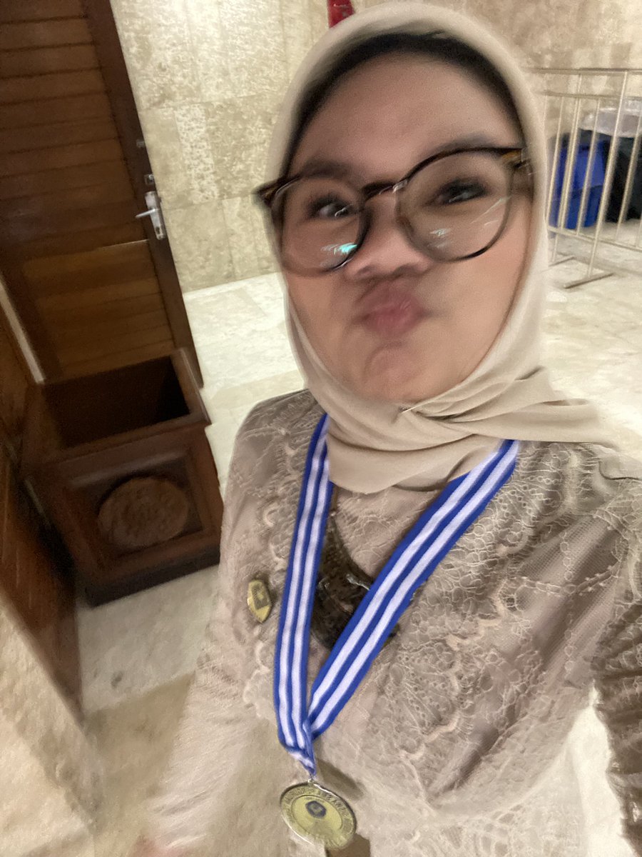 RainbowPoosey's tweet photo. 방금 졸업했어👩🎓🥳 나도 기쁘기도 하고 슬프기도 해🙃🥲 안녕 고등학교 좋은 추억도 고마워 그리고 내 모든 좋은 친구들도 고마워. 나는 너희 모두가 행복하고 좋은 삶을 살기를 바란다😄🤍
#PULGU #RAINBOWPOOSEY https://t.co/ARZR1m14Nr