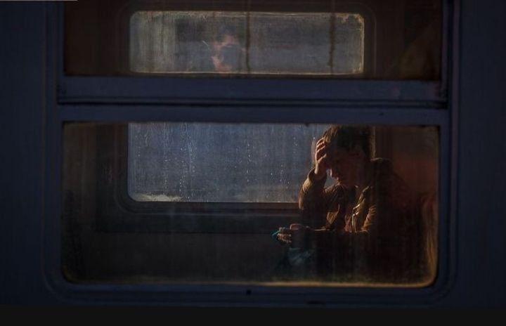 Herkes kendini gösterdiğini sanır, aslında sadece kabul gören yanını sergiler.
Yakınlık, maskelerin düştüğü yerde başlar.
Ve çoğu bağ, gerçekte tanımadığımız yüzlere duyduğumuz ihtiyaçla kurulur.