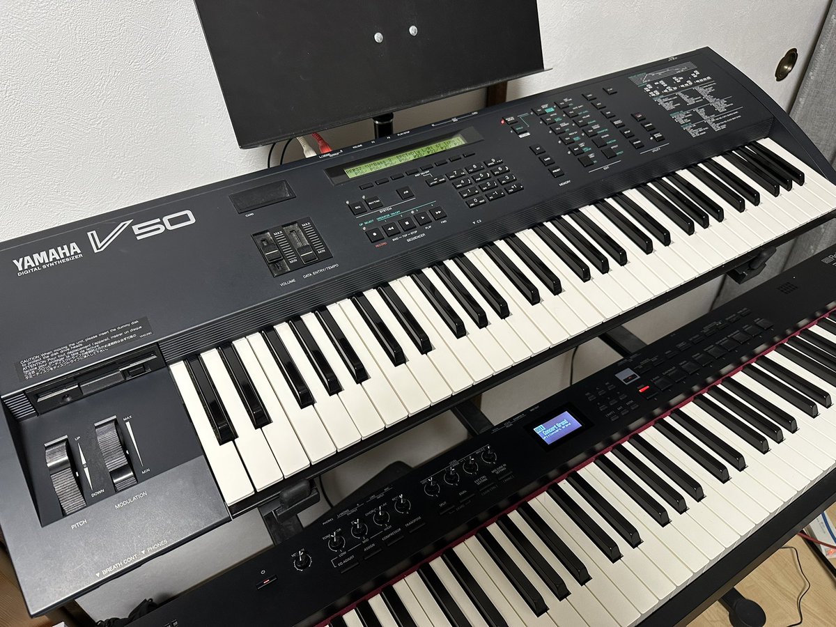 koneyuki9's tweet photo. YAMAHA V50
ちょっと前にシンセ売っちゃって、2段目が空いてて寂しかったので、実家で埃をかぶってた古いシンセを持って帰って来ました！
ちゃんとディスプレイも見えるし、音も出ました😁 https://t.co/16nb2ya9eD