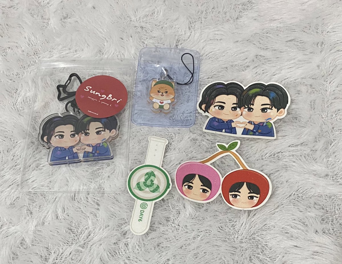briyoungie's tweet photo. aaaa paket sungbriku sampee, as always lucu bgt ! 😭😭😭 

freebiesnya dikasih stiker lucu + dikasih phonecharm ke juga hhu. Thankyou so much @eyesoncloud ❤️❤️ https://t.co/vVyRfIF3S2
