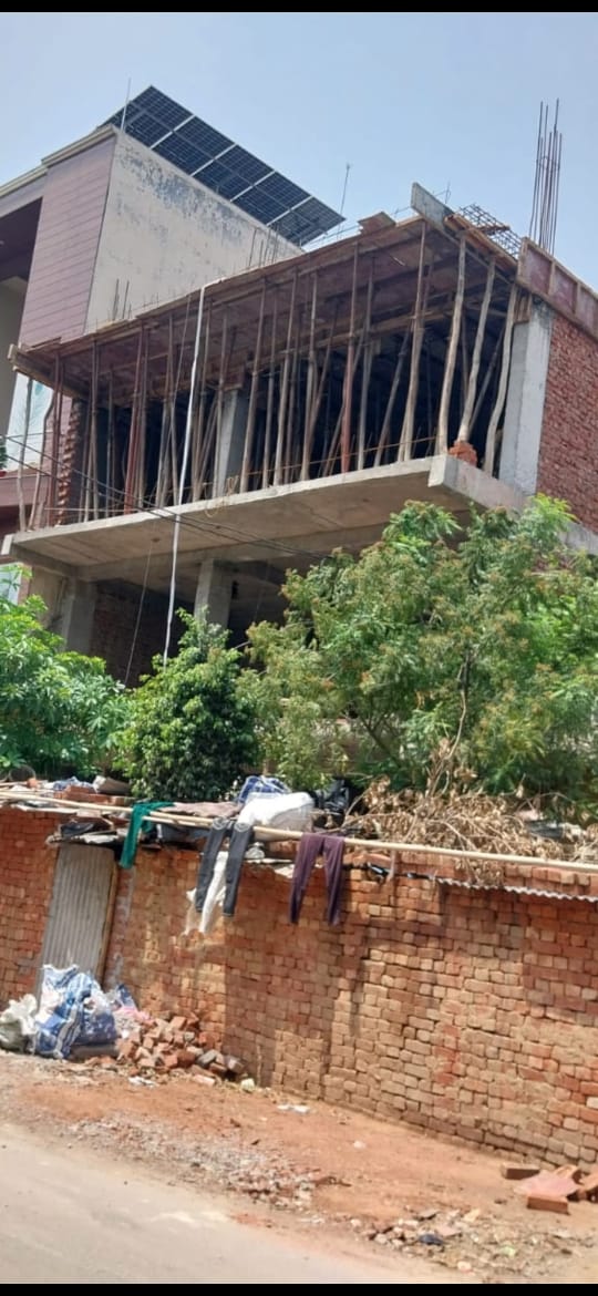 जीडीए के प्रवर्तन जोन 3 के अंतर्गत लोहिया नगर सी ब्लॉक भूखंड संख्या C 161 पर स्वीकृत मानचित्र के विपरीत लेटर को ढाई से 3 फीट निर्धारित सीमा से बाहर निकाल दिया गया है। तथा निर्माण नशे के विपरीत हो रहा है। संबंधित विभाग से निवेदन है कि उक्त प्रकरण का संज्ञान ले