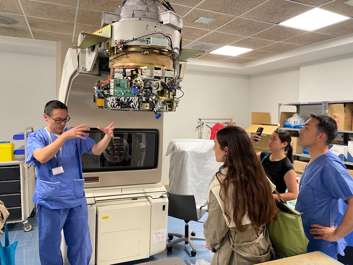 Los alumnnos del Grado en #IngenieríaBiomédica visitaron ayer el Hospital Recoletas Salud Campo Grande para la demostración del robot quirúrgico Da Vinci con el equipo del Dr. Baltasar Pérez-Saborido. Además, visitaron los aceleradores lineales con el Dr. Julio Flores-Rodríguez.