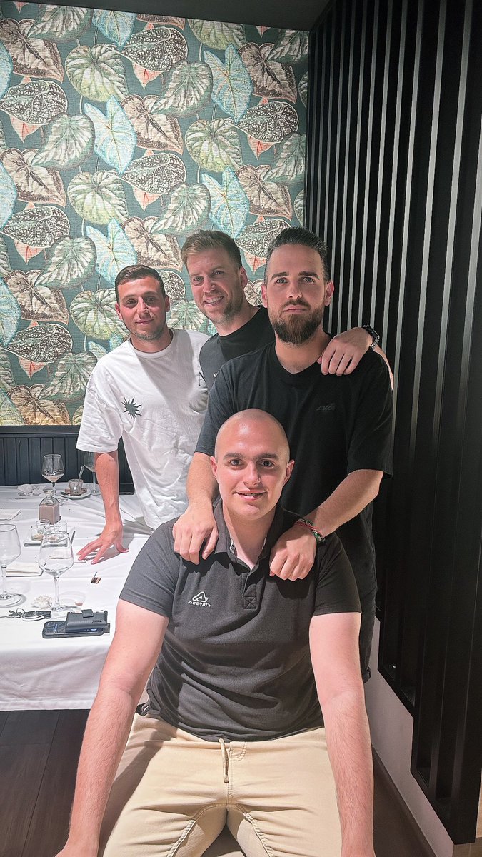 Que fácil me hacían la vida y que fácil era trabajar con esta gente, seis meses que dieron para mucho… amigos que deja el fútbol ⚽️❤️