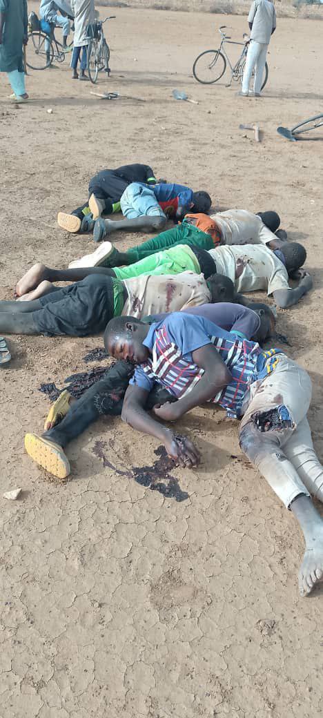 Lefilsdumaure's tweet photo. Peut on rester indifferent a ces massacres au #BF.
Des actes barbares perpetres par le retour du convoie militaire entre #Dorigorgadji #Arbinda.
#soyonshumains https://t.co/mIJvKvVW1x
