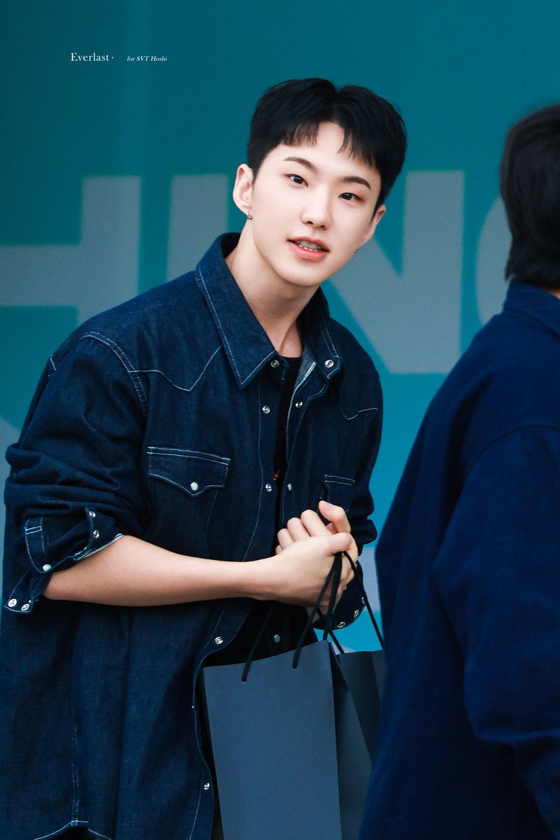 250524

친구가 샤이니 콘서트 보러 갔는데
우연히 순영이 만났대ㅠ
너무 잘 생겼고 인사도 잘 해줘서 참 착한대..ㅠ

#세븐틴 #SEVENTEEN #SVT #호시 #HOSHI #ホシ #순영

<a href="/pledis_17/">세븐틴(SEVENTEEN)</a>