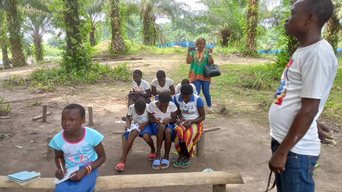 Faute de classes et de bancs : les élèves de l’Institut Kalenda Mudishi à Mbuji-Mayi étudient sur des pierres en plein air
radiookapi.net/2025/05/24/act…