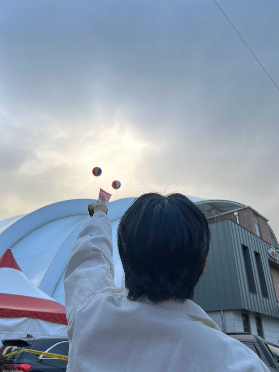 🎤

[속보] 
인간 장미 홍이삭 괴산 등장 🌹😼

정오의 희망곡과 함께해서 더욱 짜릿했습니다!
내일 만나요😏

[2025 레드-핫 콘서트 Setlist]

1. 어른아이
2. 내사랑 내곁에
3. 걱정말아요 그대
4. aewol
5. 나는 너만 사랑할게
6. 바람의 노래