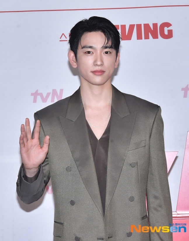 Kstyle_news's tweet photo. パク・ボヨン、GOT7 ジニョンら出演
新ドラマ「#未知のソウル」
Netflixでも本日（5/24）スタート✨

ジニョンの除隊後の復帰作🫡
「とても幸せでした」
▼息ぴったりの撮影エピソードを振り返り🗣️
https://t.co/CIGixmmbmd

Kstyle13周年の直筆サイン入りチェキ
プレゼント実施中🎁 https://t.co/NIoVUs9vaj