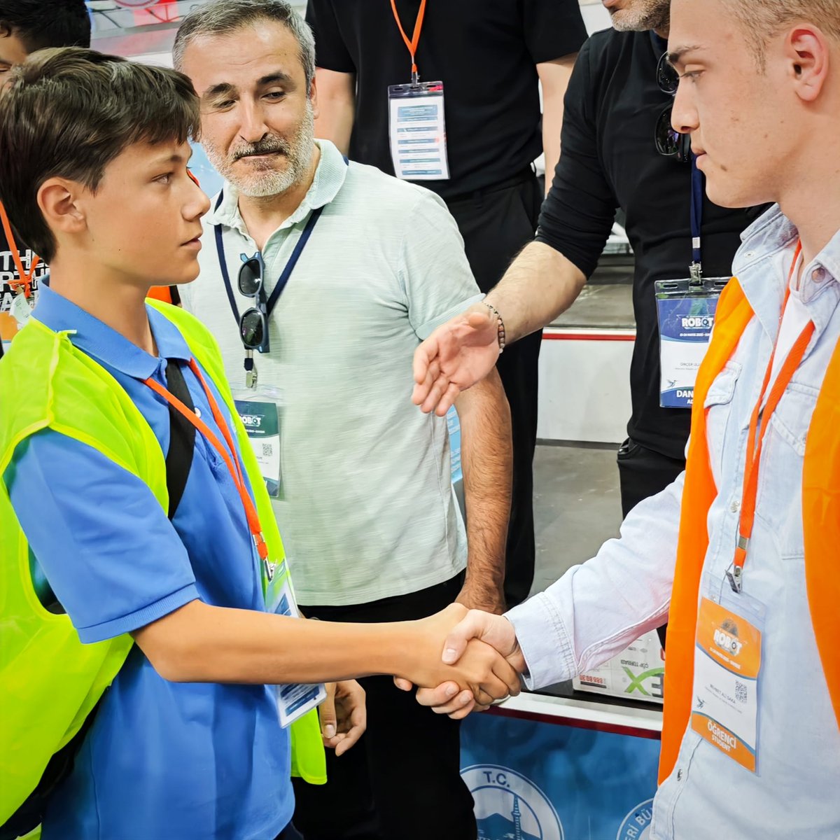 mebrobot's tweet image. 🤖 17. Uluslararası MEB Robot Yarışmasında bugün kapanış töreni öncesinde yapılan finaller çok renkli görüntülere sahne oldu 🥰

#MEBRobot sona erdi!