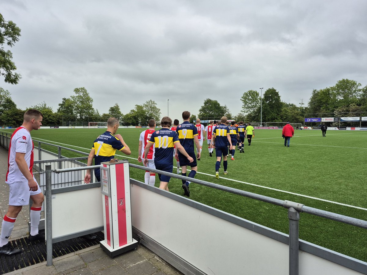 Beide teams betreden het veld. #maksch