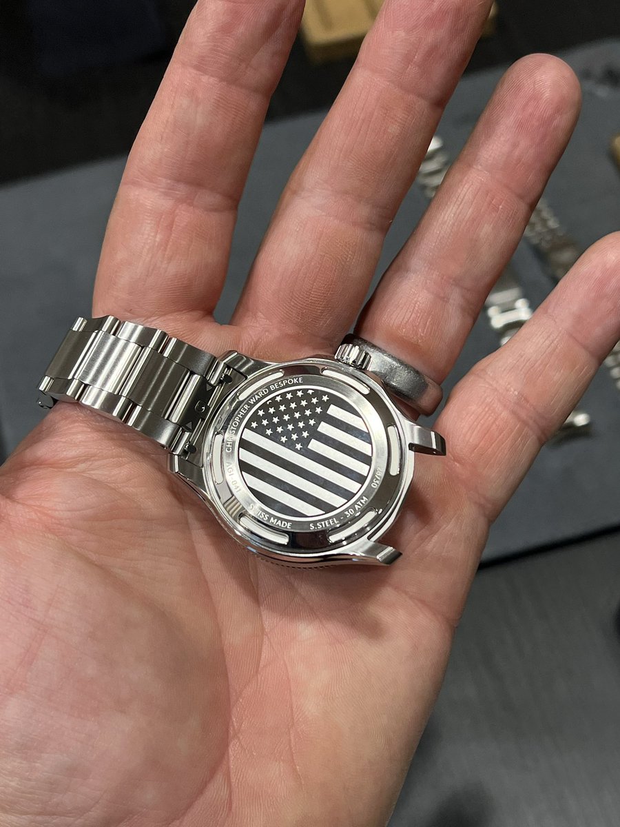 We had an American Airlines pilot pop into the Dallas showroom yesterday and he was wearing his #christopherwardbespoke version of the C60 Trident GMT !

Brilliant and … look at that caseback 🇺🇸

christopherward.com/bespoke-watche…

<a href="/ChrisWardLondon/">Christopher Ward</a>