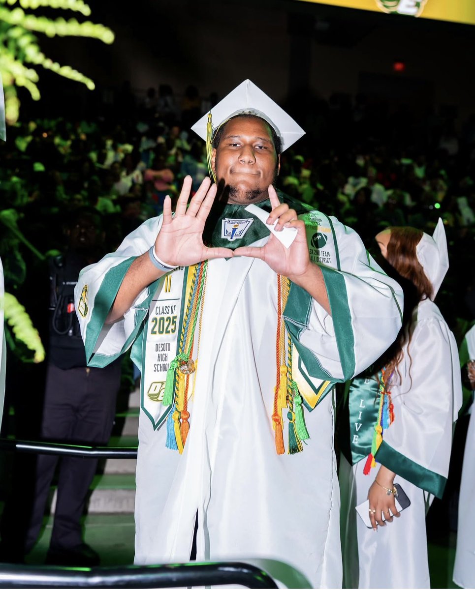 Big Vince/VJ Williams, II🥷🏽 (@theone_vince) on Twitter photo Deerforkphotos, Thanks for capturing <a href="/FootballDesoto/">DeSoto Football</a> Graduating Senior photos.
UNO out💚💛🦅🏈
#Classof2025 Deerforkphotos, Thanks for capturing <a href="/FootballDesoto/">DeSoto Football</a> Graduating Senior photos.
UNO out💚💛🦅🏈
#Classof2025