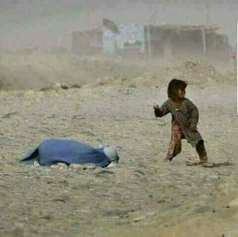MAwais818's tweet photo. @HaidarHashmi0 طالبان کے سنگسار کے بعد سنگسار ہونے والی عورت کی بچی طالبان کو پتھر مار رہی ہے https://t.co/Onxq0y5pK9