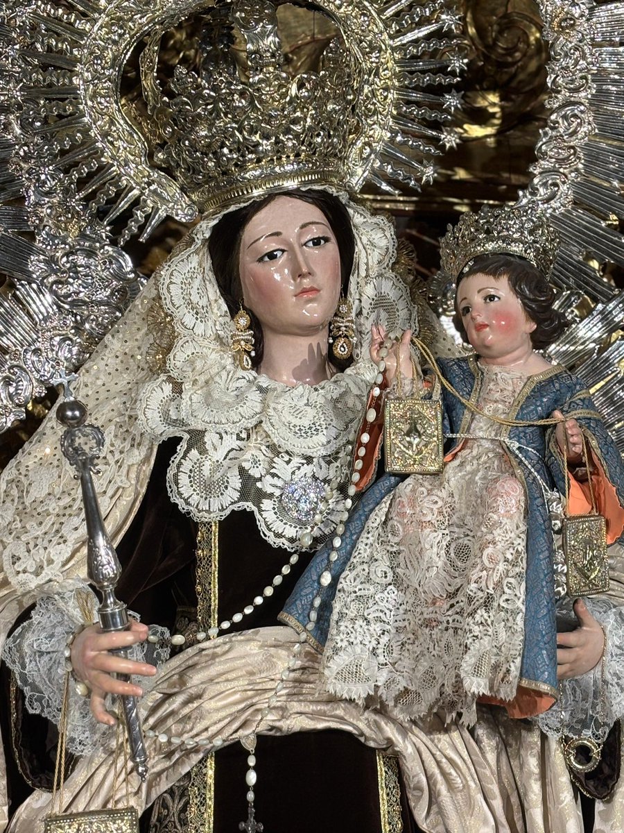 La Santísima Virgen del Carmen y su Divino Infante han sido ataviados por nuestro equipo de Priostía. 

¡Virgen del Carmen, Stella Maris, ruega por nosotros!