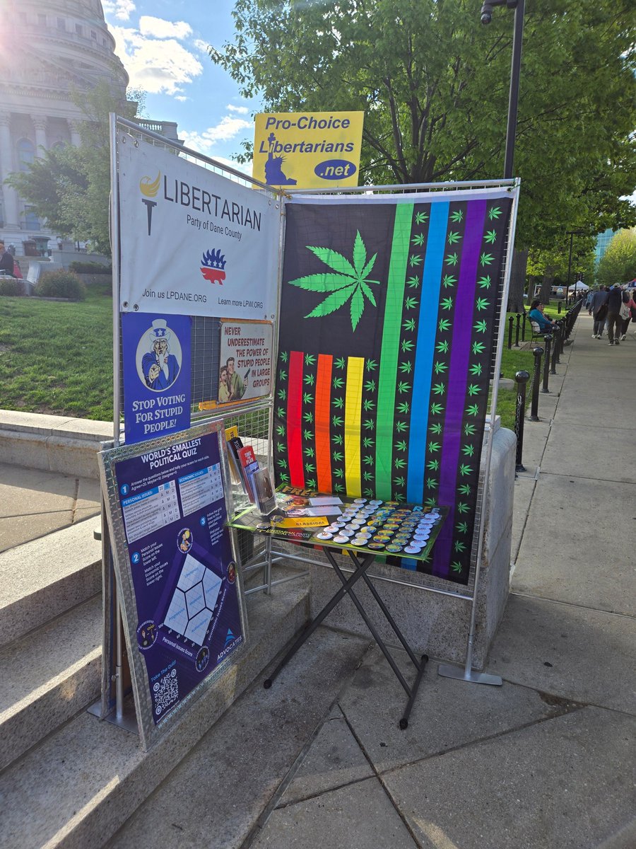 lp_dane's tweet image. It's a beautiful morning for local produce and Liberty!
Come see us on the Capitol steps on the State St side!