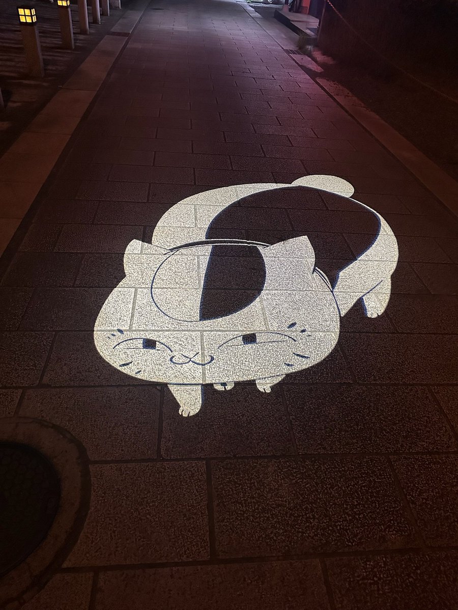 dokoden_saruku's tweet photo. 夏目友人帳影絵

人吉市では、人気アニメ『夏目友人帳』と連携した「影絵」のライトアップが市内各所で行われています。この取り組みは、地域の夜間観光を促進する「まちあかり」プロジェクトの一環として実施されています。

#夏目友人帳 #聖地巡礼　#人吉 #影絵 https://t.co/RUthxiEsYb
