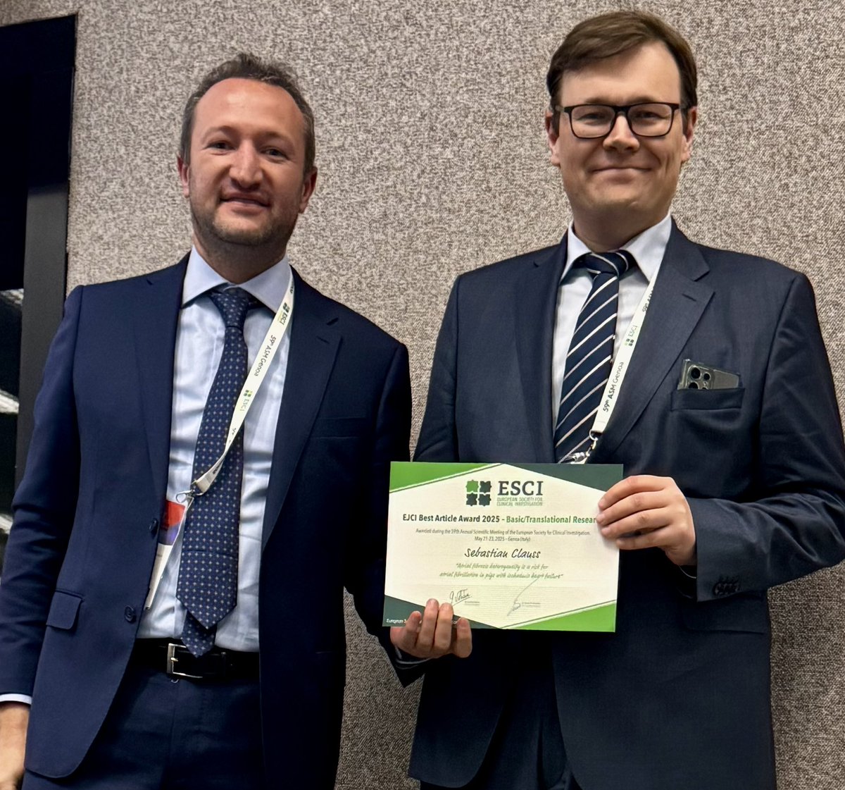 ESCI (@esci_society) on Twitter photo EJCI Editor-in-Chief, Fabrizio Montecucco, presents the Award Best Article EJCI Basic Research to Winner Sebastien Clauss.
#esci #asm2025 #ejci_editorialboard EJCI Editor-in-Chief, Fabrizio Montecucco, presents the Award Best Article EJCI Basic Research to Winner Sebastien Clauss.
#esci #asm2025 #ejci_editorialboard
