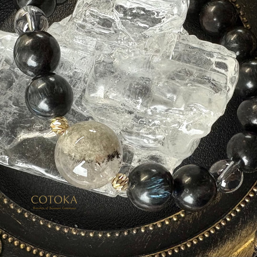 古代ロマンと神秘を感じる✴︎
ヌーマイト×エレスチャルクォーツのブレスレット𓇬

30億年前の記憶を宿すヌーマイトと
“天使の贈り物”エレスチャルクォーツの共演。静かな強さと癒しをあなたの手元に。

BASEショプ
cotoka.base.shop/items/108744171

#パワーストーン #ヌーマイト #エレスチャルクォーツ