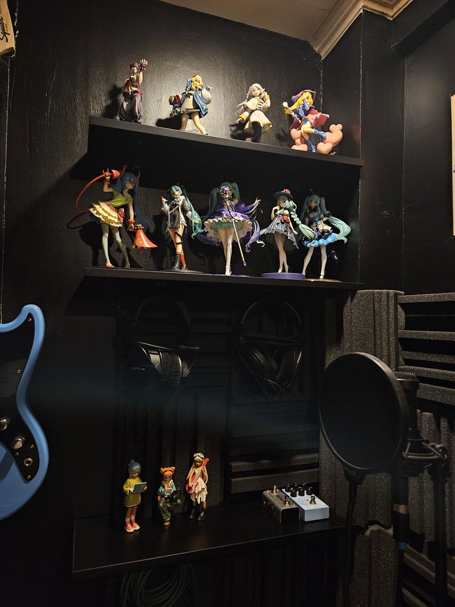 We gots the girly pop shelf broz!