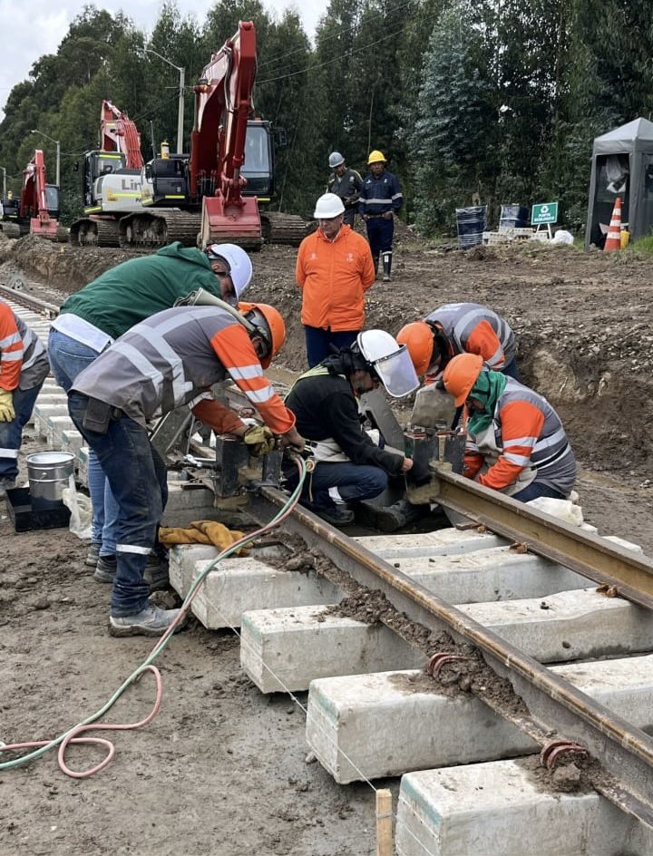 MinTransporte (@mintransporteco) on Twitter photo ¡Avanza la reactivación del tren en Colombia! Así va el reforzamiento del corredor férreo Bogotá–Belencito, con obras en 40 km entre Paipa y Belencito. El Gobierno del Cambio está comprometido con los modos férreos. <a href="/maferojas/">Mafe Rojas</a>
#VuelveElTren #VidaEnMovimiento ¡Avanza la reactivación del tren en Colombia! Así va el reforzamiento del corredor férreo Bogotá–Belencito, con obras en 40 km entre Paipa y Belencito. El Gobierno del Cambio está comprometido con los modos férreos. <a href="/maferojas/">Mafe Rojas</a>
#VuelveElTren #VidaEnMovimiento
