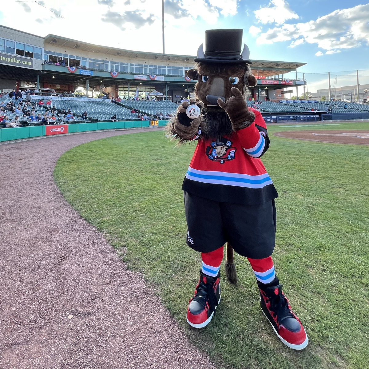 AbeTheBison00's tweet image. I had a blast at Hockey Night with the @peoriachiefs last night! 🏒