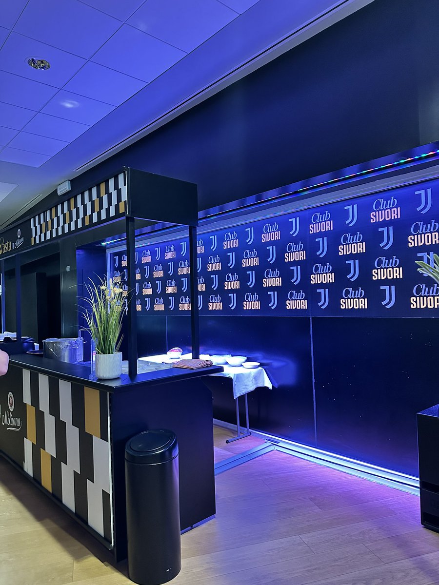 vanda235's tweet photo. Nel Club Sivori per l’aperitivo 🥂in compagnia di Sergione #Brio 
#J1897Day https://t.co/Gtmlz7LywS