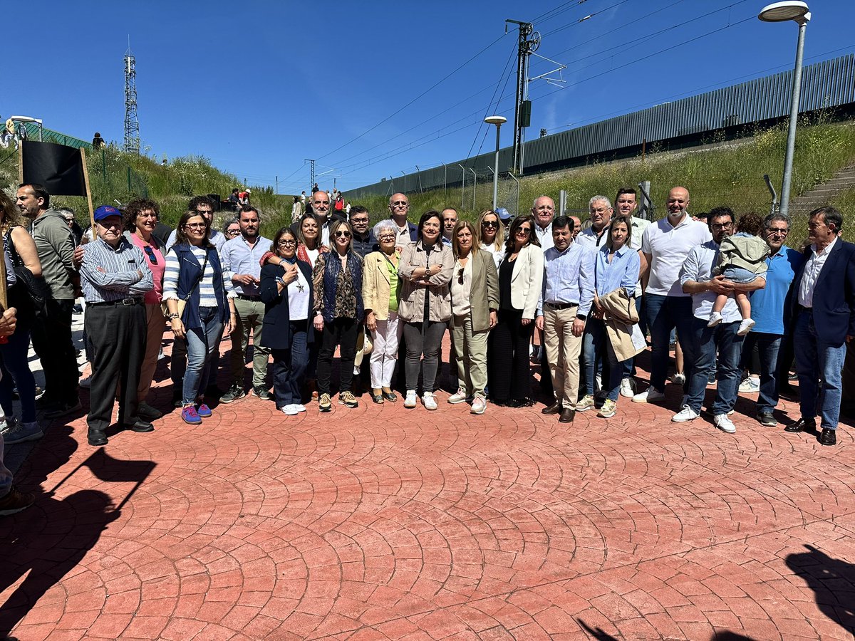 Ana Vázquez Blanco (@anadebande) on Twitter photo Hoy en A Gudiña denunciando la nueva injusticia del Gobierno de Sánchez con Galicia.
No vamos a permitir que <a href="/oscar_puente_/">Oscar Puente</a> suprima paradas de tren en A Gudiña, 28 ayuntamientos que quedarán incomunicados porque le sale de las narices al Gobierno de Sánchez!
Hay que echarlos!! Hoy en A Gudiña denunciando la nueva injusticia del Gobierno de Sánchez con Galicia.
No vamos a permitir que <a href="/oscar_puente_/">Oscar Puente</a> suprima paradas de tren en A Gudiña, 28 ayuntamientos que quedarán incomunicados porque le sale de las narices al Gobierno de Sánchez!
Hay que echarlos!!