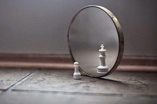 أفضل تعريف لذاتك :
أنك لست أفضل من أحد 
ولسـت كأيّ أحد 
ولست أقلّ من احد