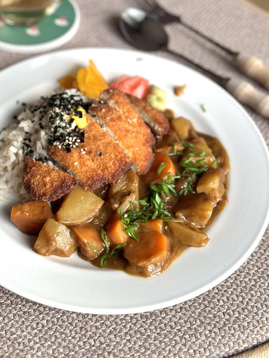 Midday light and easy delight
Plates warm with stories bright
Laughter dancing between bites
Sip by sip the hour takes flight 🥗☀️
No noise no chase just grace
Lunch in rhythm lunch in place 🌿✨