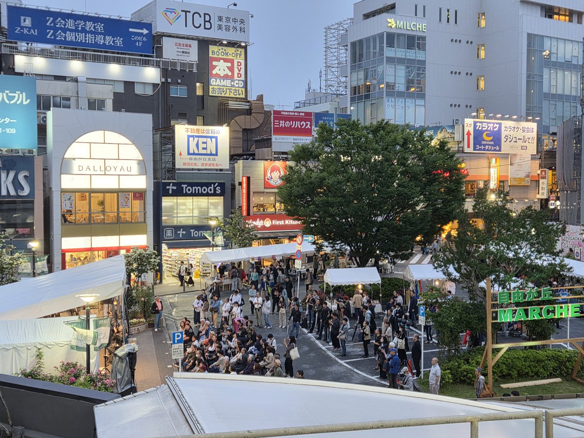 辻口シェフのお仕事で自由が丘の厨房に。自由が丘はお祭りモードです。