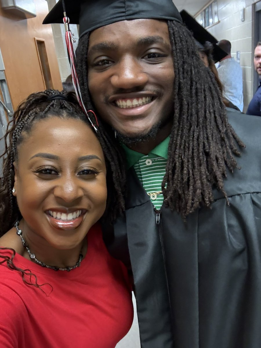 MsKasseyAT's tweet image. ❤️🥹🖤 #2025Grads