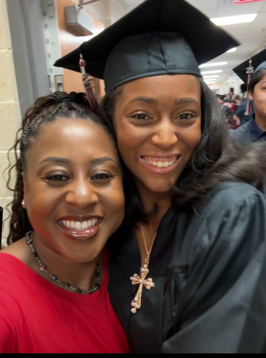 MsKasseyAT's tweet image. ❤️🥹🖤 #2025Grads