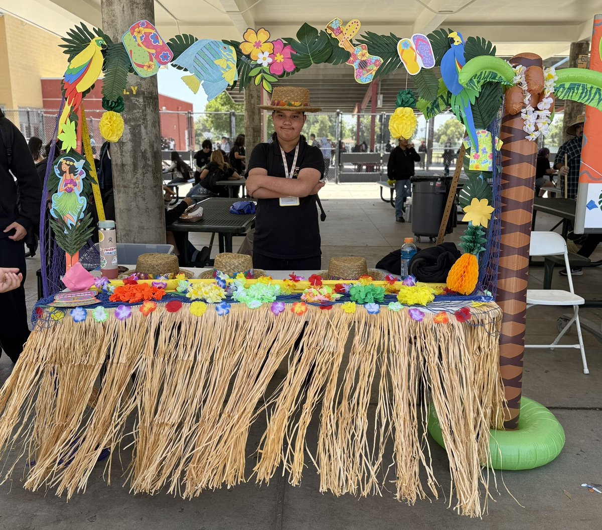In honor of AAPI month, we kicked off the three-day weekend with Tropical Day! From vibrant shirts to island vibes, our campus brought the sunshine and fun. In the spirit of ʻohana—we celebrated together as one Vista community. 🌺