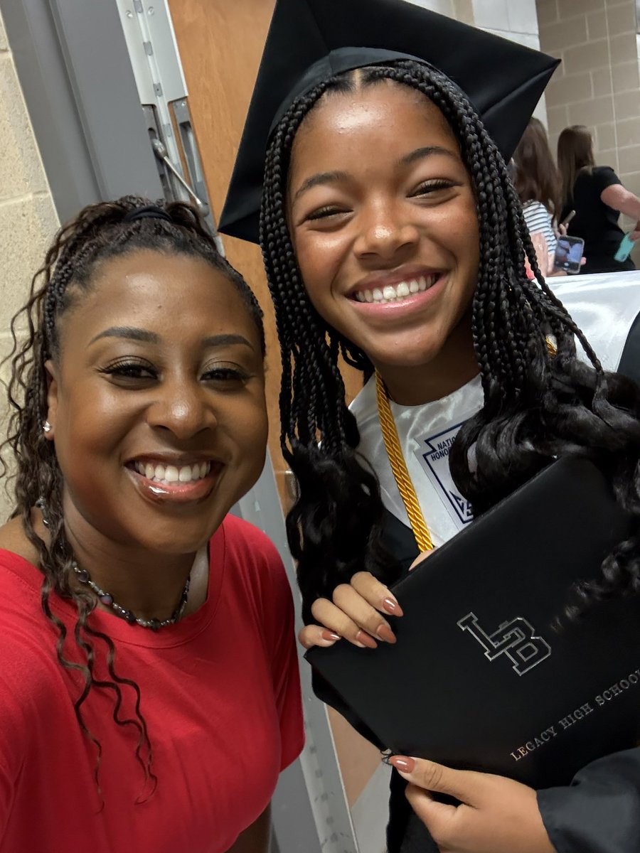 MsKasseyAT's tweet image. ❤️🥹🖤 #2025Grads