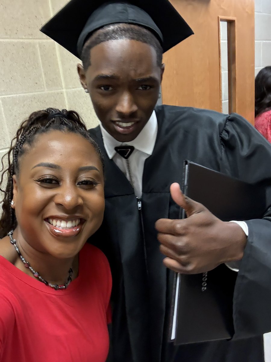 MsKasseyAT's tweet image. ❤️🥹🖤 #2025Grads