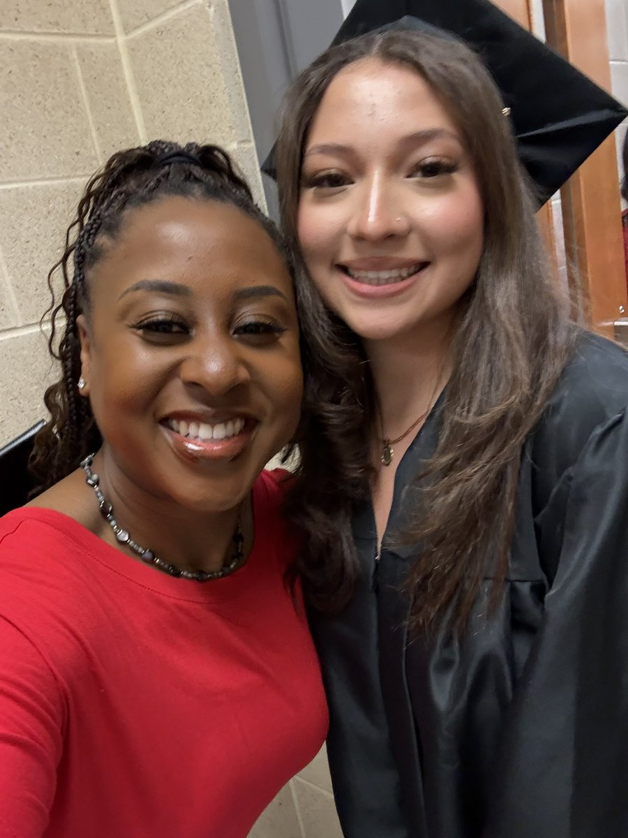 MsKasseyAT's tweet image. ❤️🥹🖤 #2025Grads