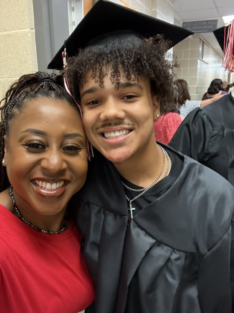 MsKasseyAT's tweet image. ❤️🥹🖤 #2025Grads