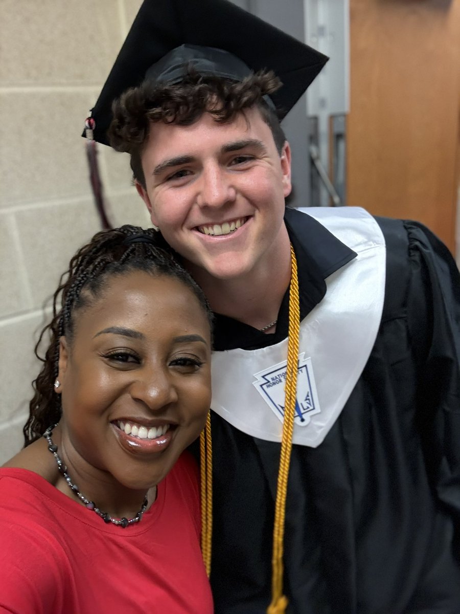 MsKasseyAT's tweet image. ❤️🥹🖤 #2025Grads